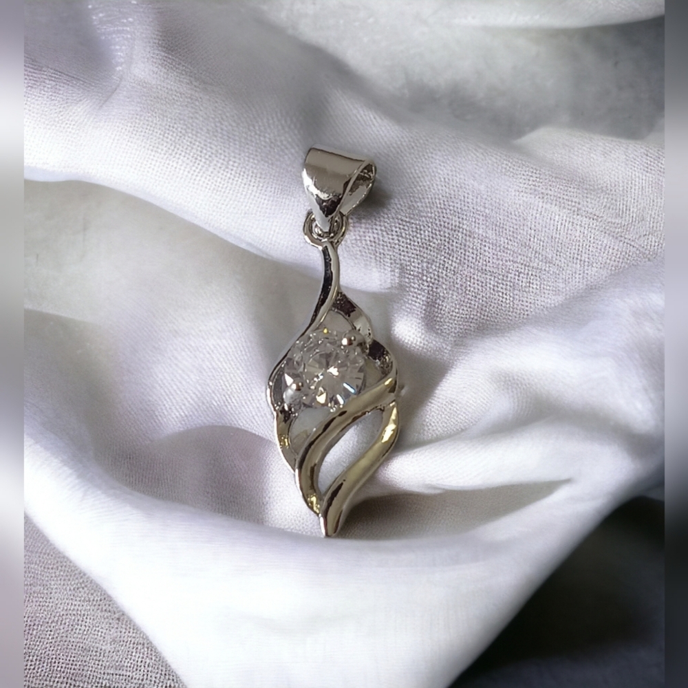 🌟3/$15 Silver Detailed Stone Pendant